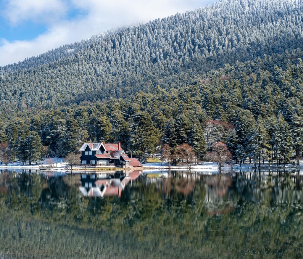 Free stock photo of beautiful winter, lake house, lake reflection